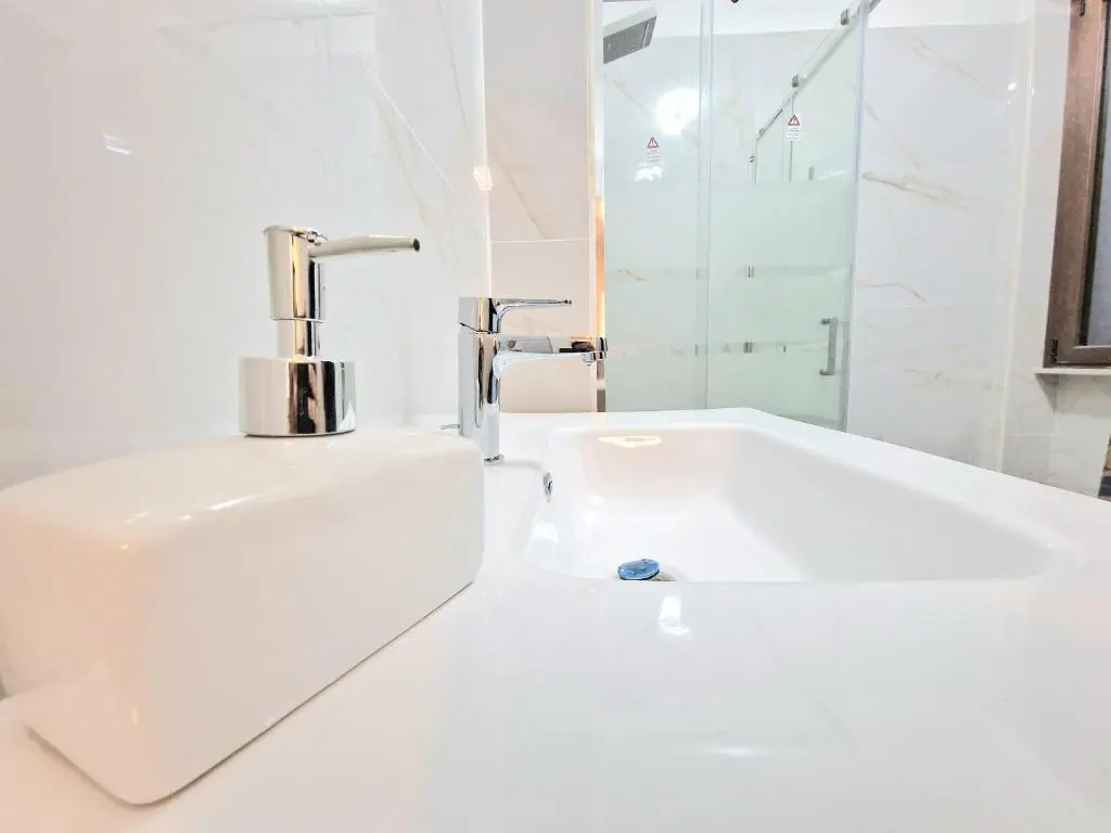 Bagno Moderno - Casa Vacanze Orchidea, Quartu Sant'Elena, vicino alla spiaggia di Poetto, Sardegna