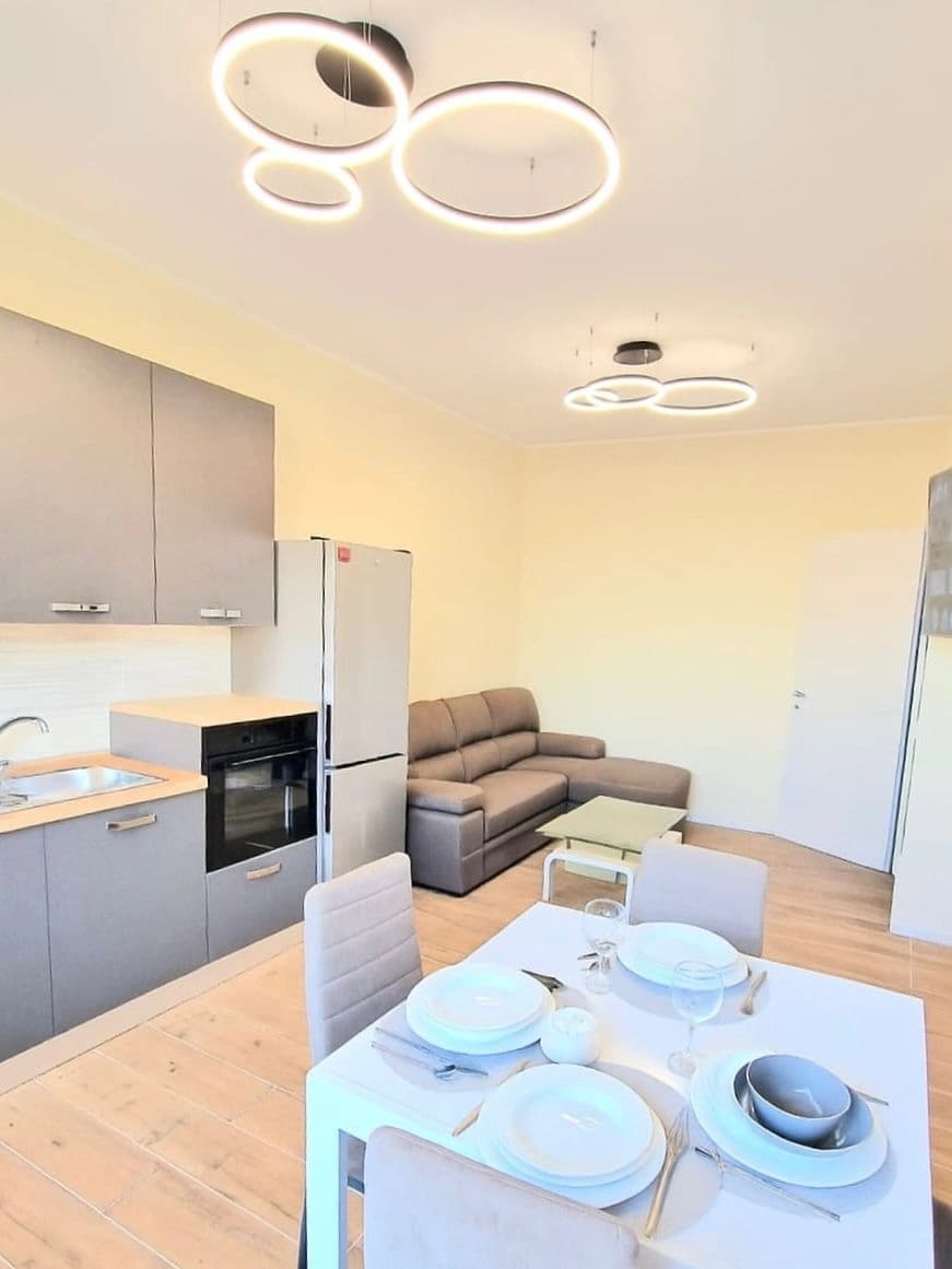 Cucina Con Tavolo Da Pranzo - Casa Vacanze Orchidea, Quartu Sant'Elena, vicino alla spiaggia di Poetto, Sardegna